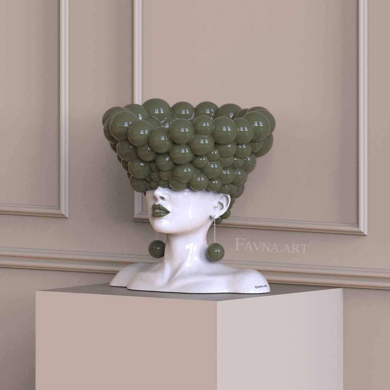 Scultura contemporanea con busto femminile «Pensieri» di FAVNA.ART, sfere verde oliva RAL 6003, labbra coordinate e orecchini sferici.

