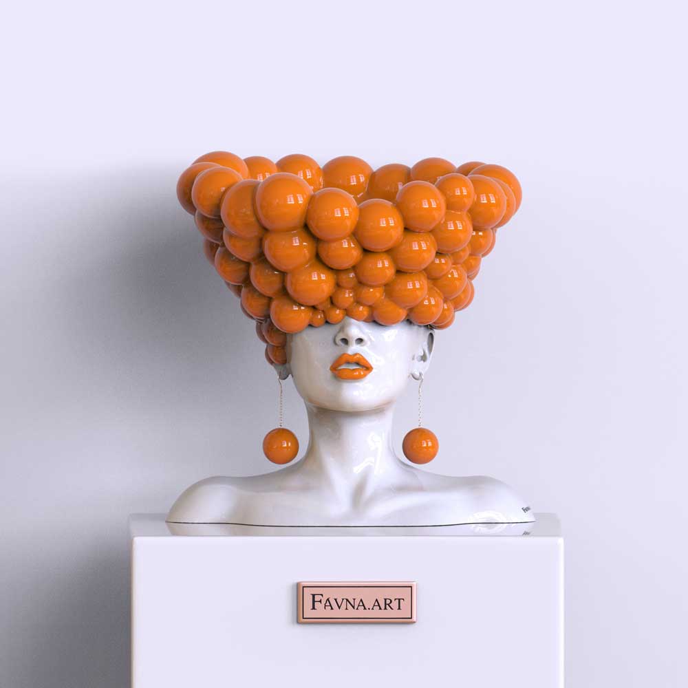 Scultura di donna "Pensieri" di colore arancione 