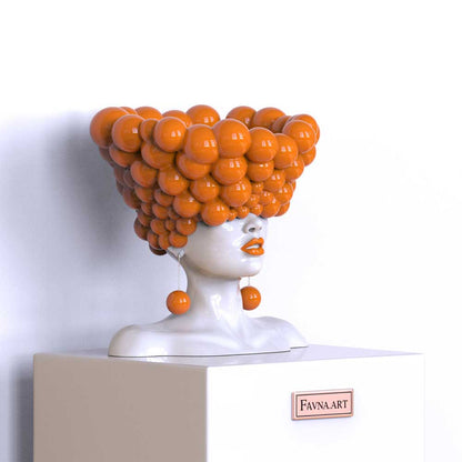 Scultura di donna "Pensieri" di colore arancione 