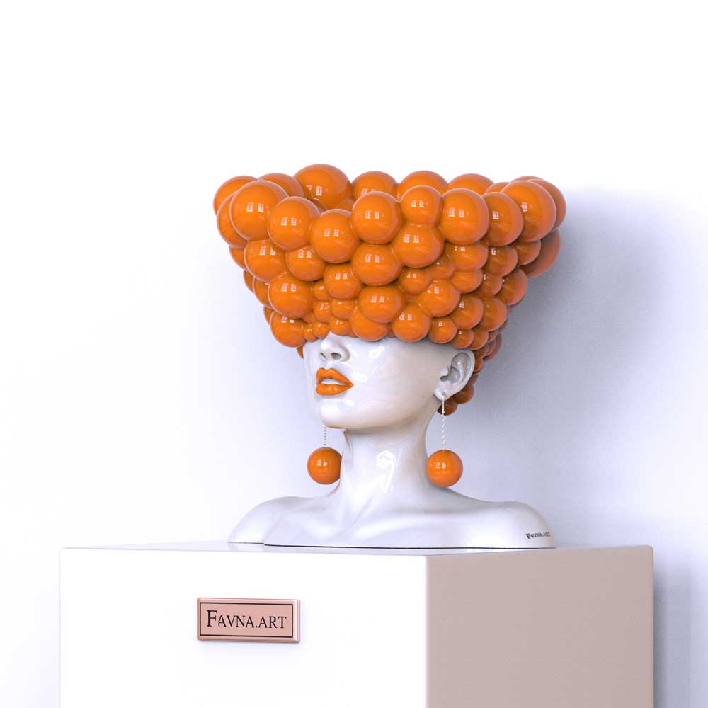 Scultura di donna "Pensieri" di colore arancione 