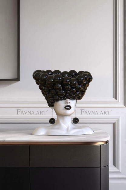 Scultura di una donna "Pensieri" in bianco e nero 