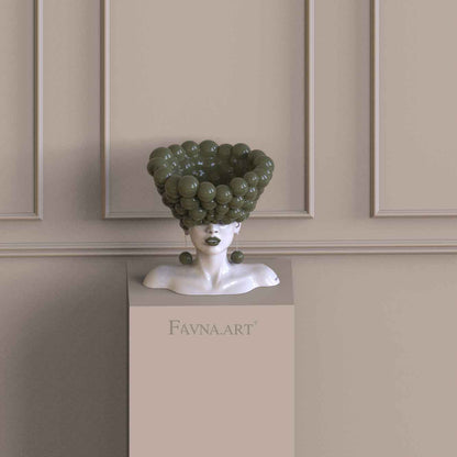 Scultura moderna per soggiorno con il busto femminile «Pensieri» di FAVNA.ART in bianco e verde oliva.