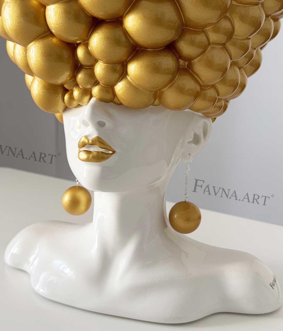 Sculpture of a woman "Thoughts" gold