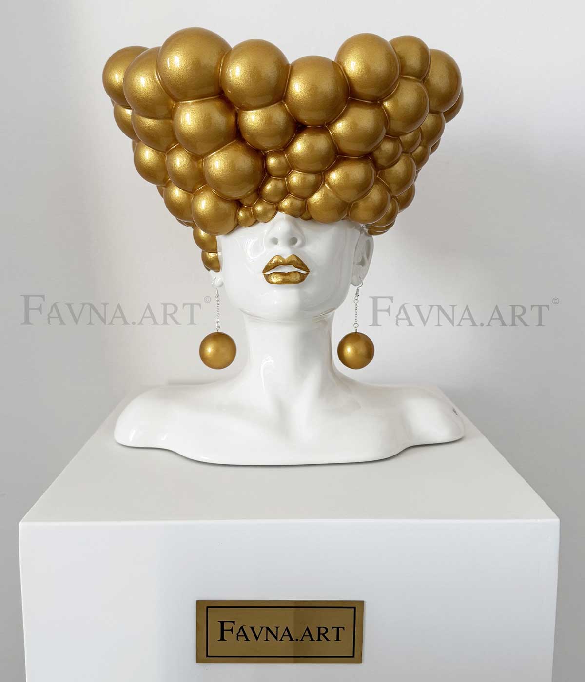 Sculpture of a woman "Thoughts" gold