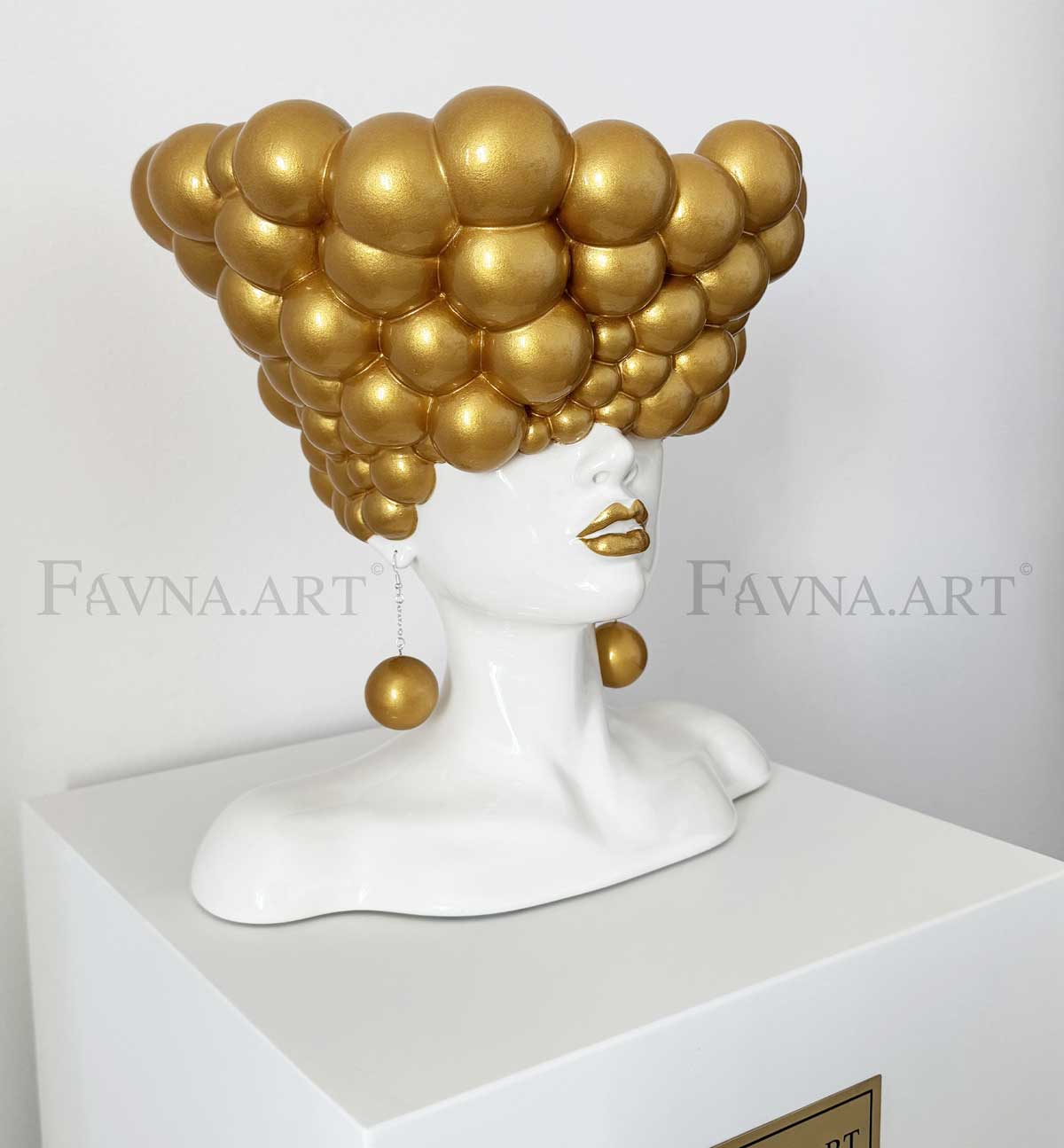 Sculpture of a woman "Thoughts" gold