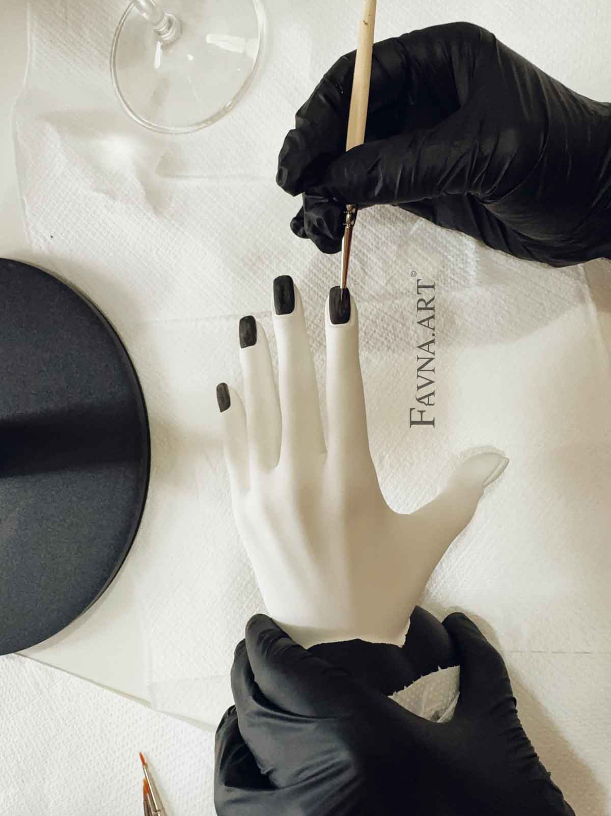 Statuette Hand of Thoughts – Black and White | Contemporary Art
