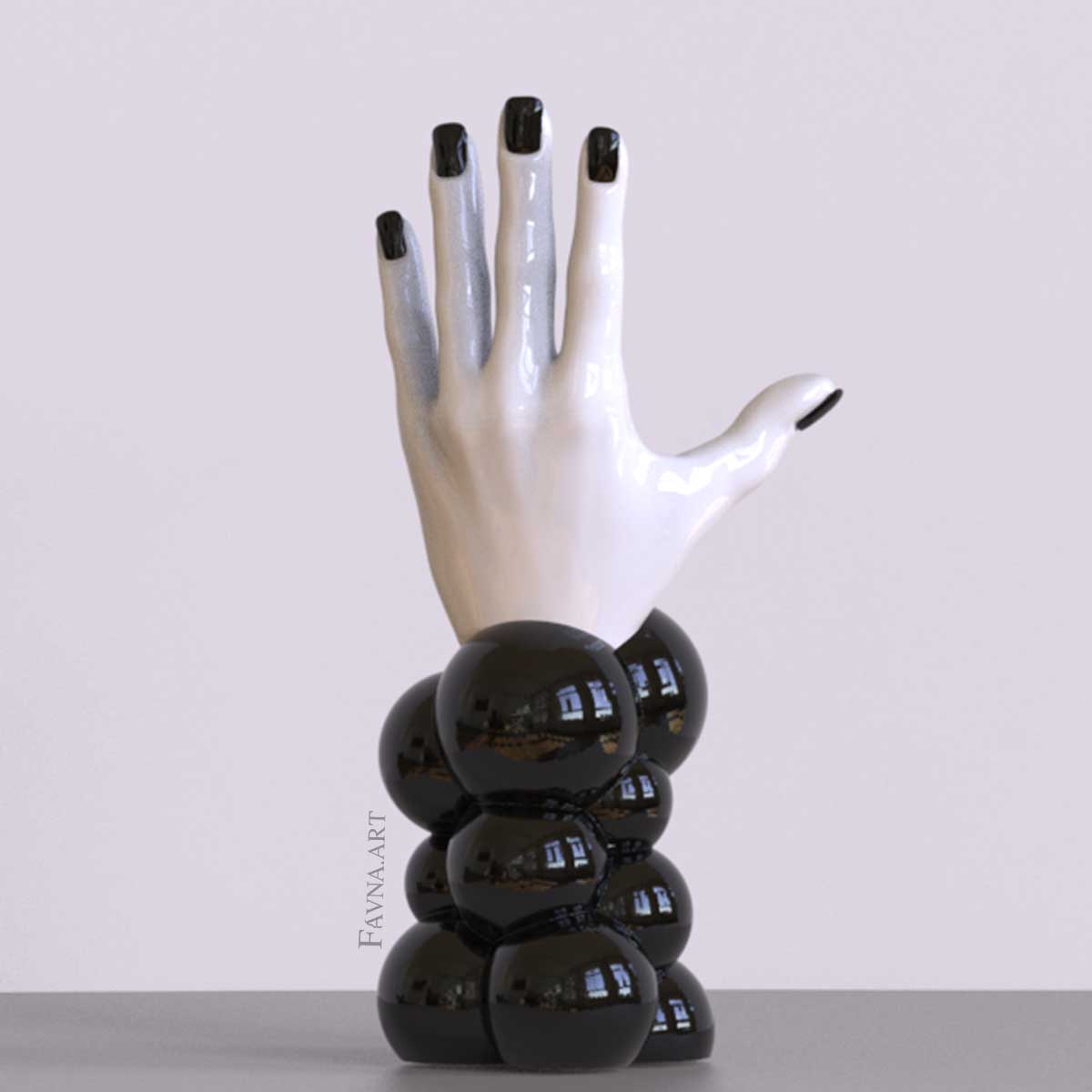 Scultura contemporanea figurativa di design per interni moderni: mano femminile con unghie smaltate e sfere astratte. Scultura artistica moderna in bianco e nero.