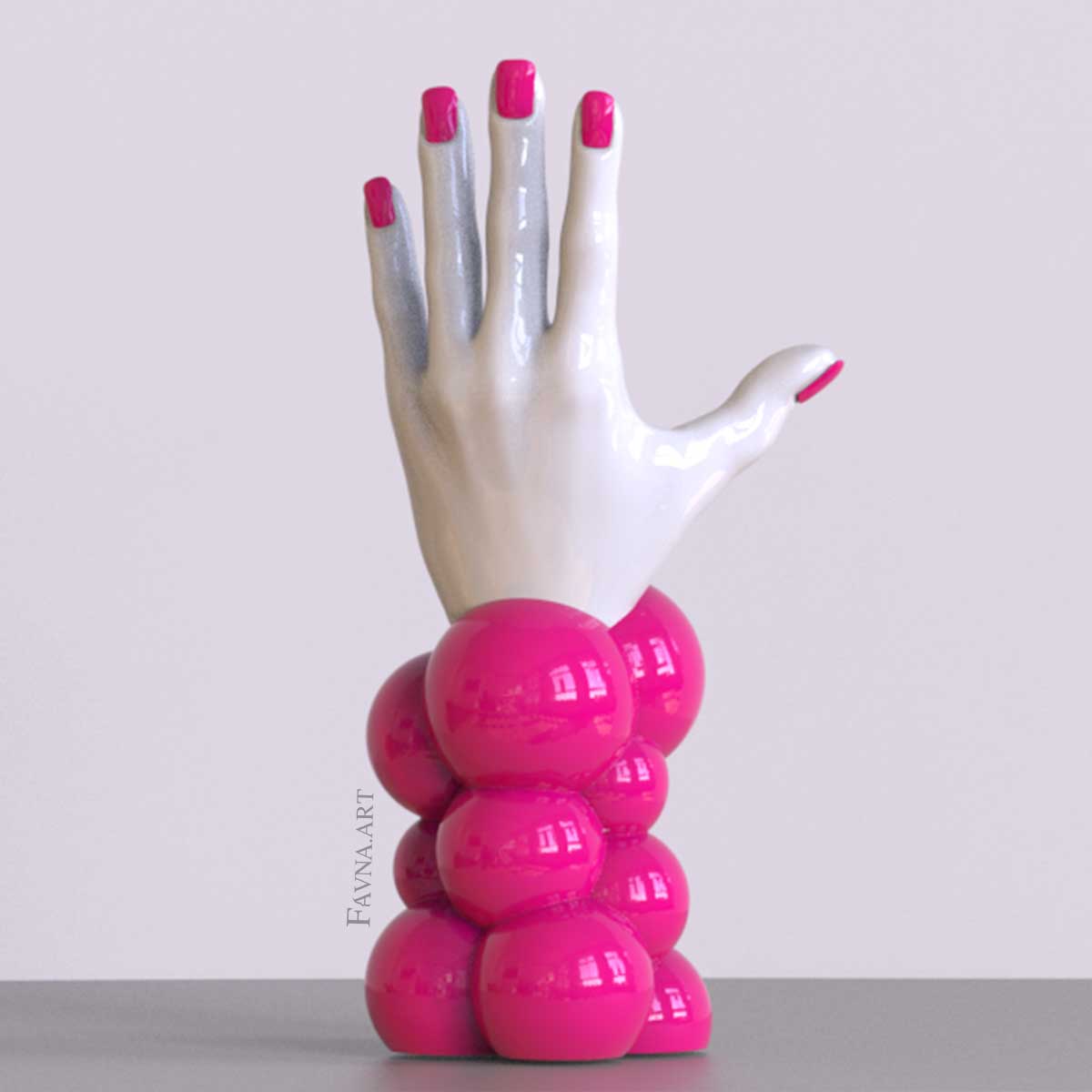 Scultura contemporanea figurativa di design per interni moderni: mano femminile con unghie smaltate e sfere astratte. Scultura artistica moderna in rosso.