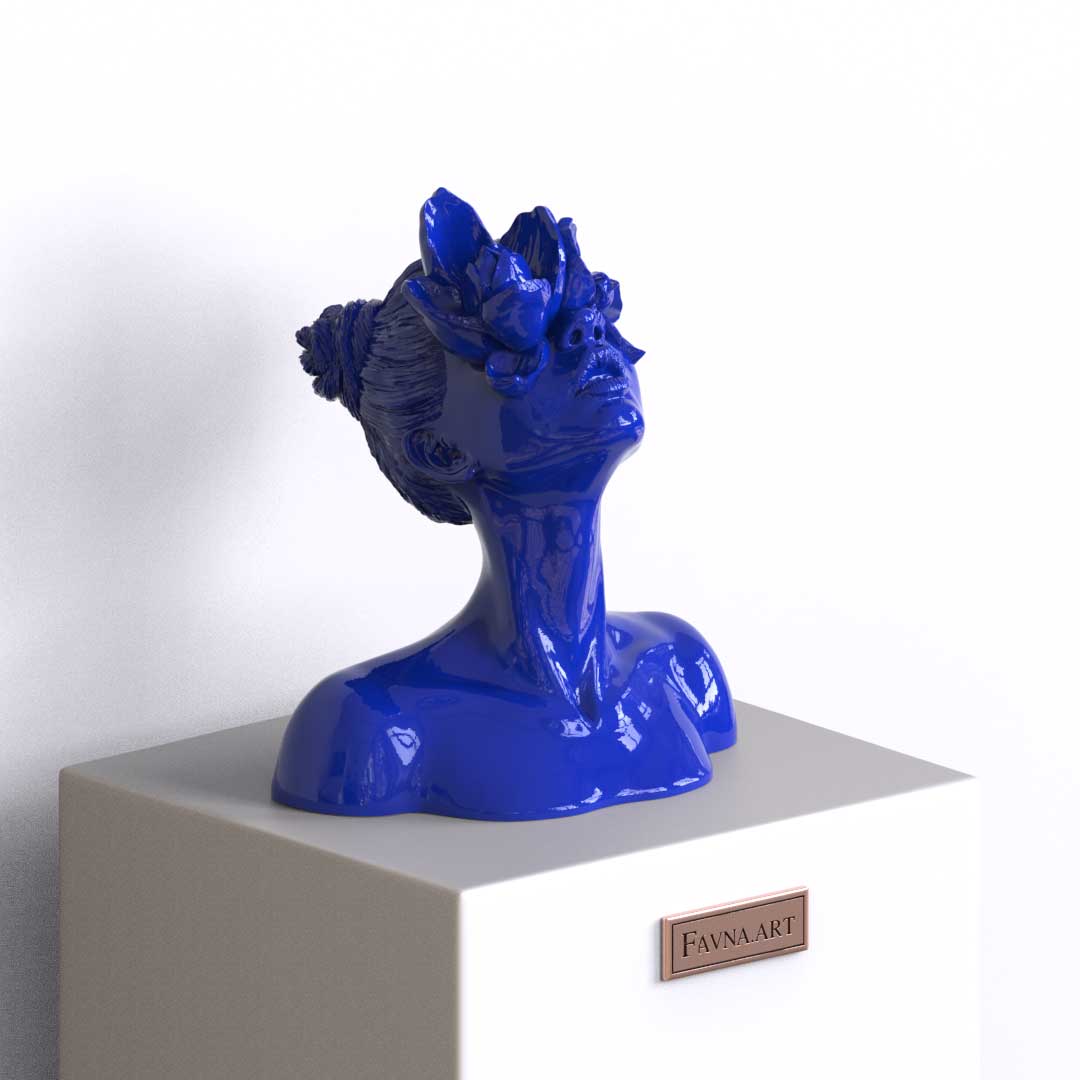 Scultura "Figlia del Fauno" in blu 