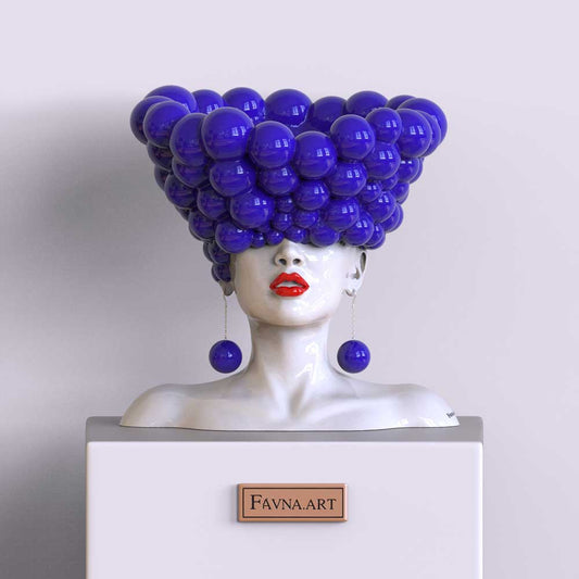 Scultura di donna "Pensieri" in blue con le labbra rosse