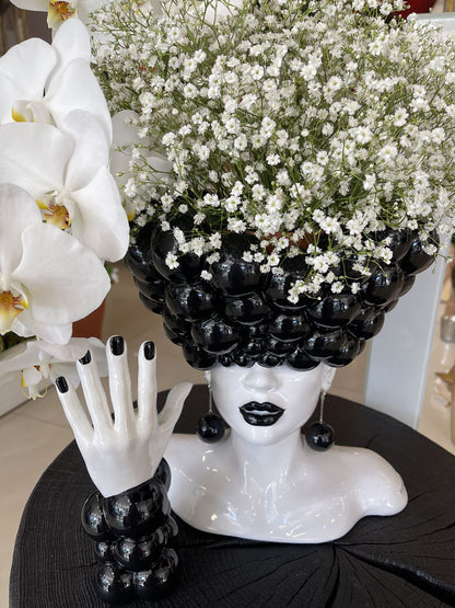 Scultura di una donna "Pensieri" in bianco e nero 