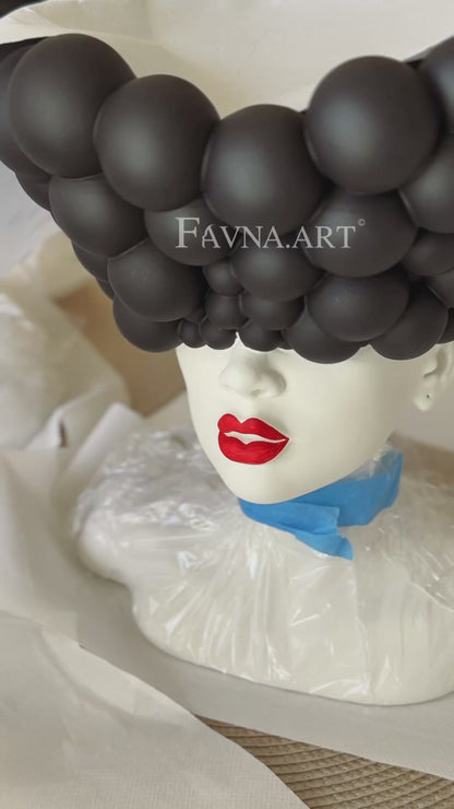 Scultura concettuale di donna “Pensieri” | Arte contemporanea femminile | in bianco e nero con labbra rosse