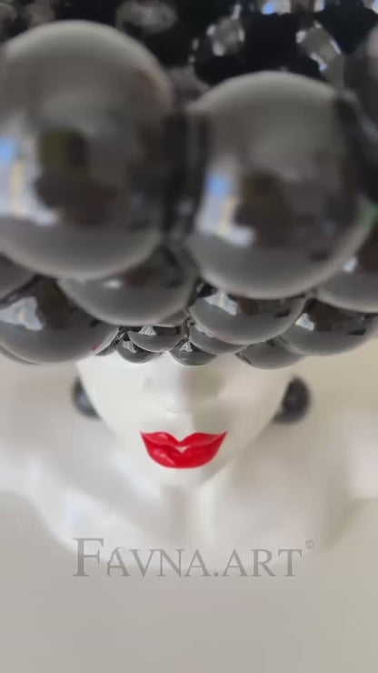 Scultura di donna “Pensieri” in bianco e nero con labbra rosse