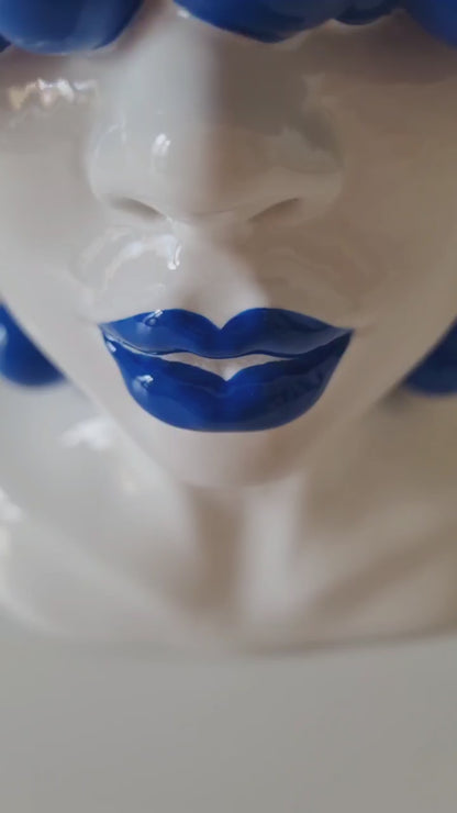 Scultura di donna "Pensieri" in blue