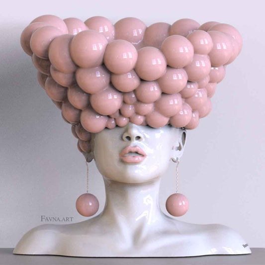 Scultura contemporanea per interni moderni, statua femminile a busto con sfere rosa chiaro