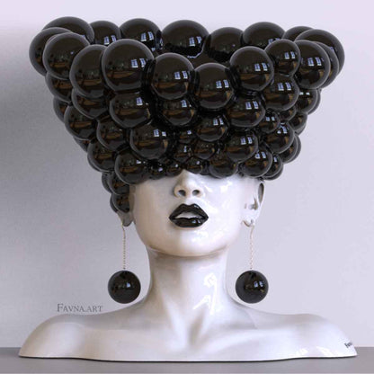 Scultura contemporanea per interni moderni, statua femminile a busto con sfere nere 