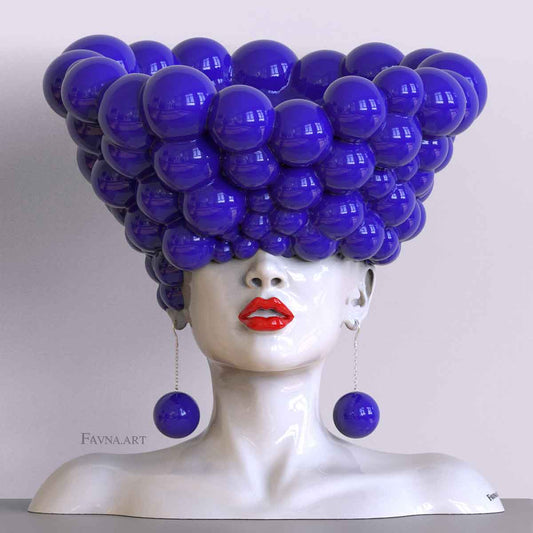 Scultura contemporanea per interni moderni, statua femminile a busto con sfere blue con le labbra rosse