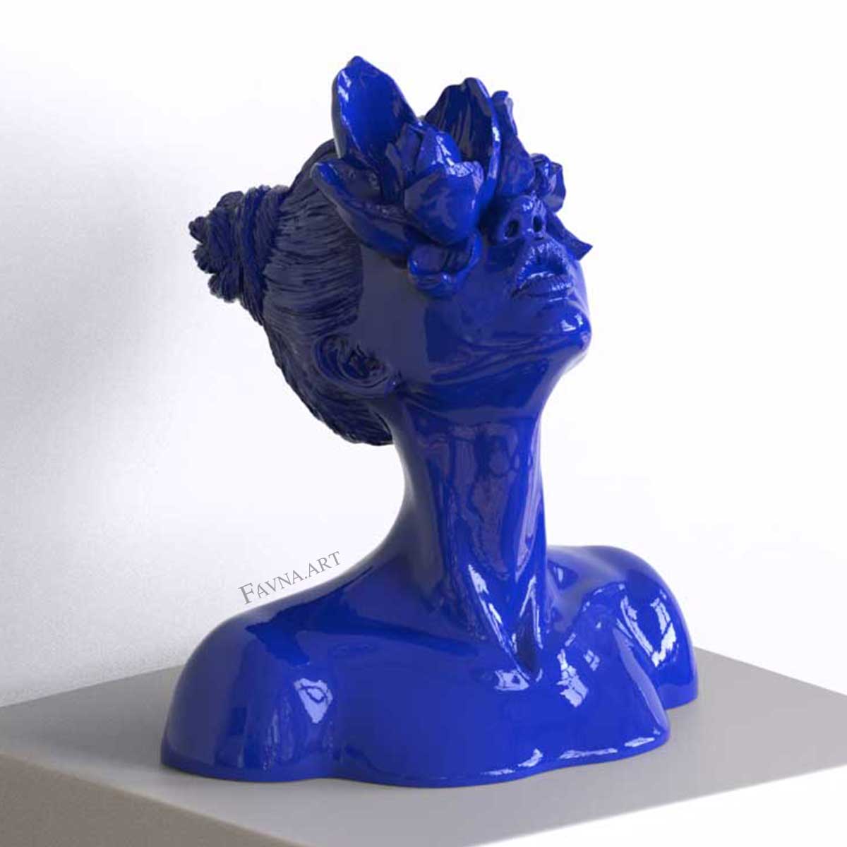 Scultura moderna di design per interni contemporanei, statua femminile a busto con fiori negli occhi. Scultura artistica moderna di colore blue.