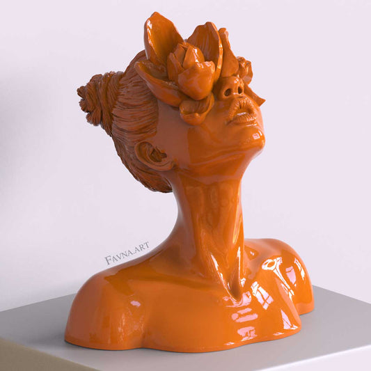 Scultura moderna di design per interni contemporanei, statua femminile a busto con fiori negli occhi. Scultura artistica moderna di colore arancione.