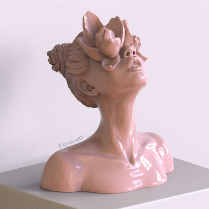 Scultura moderna di design per interni contemporanei, statua femminile a busto con fiori negli occhi. Scultura artistica moderna di colore rosa chiaro.