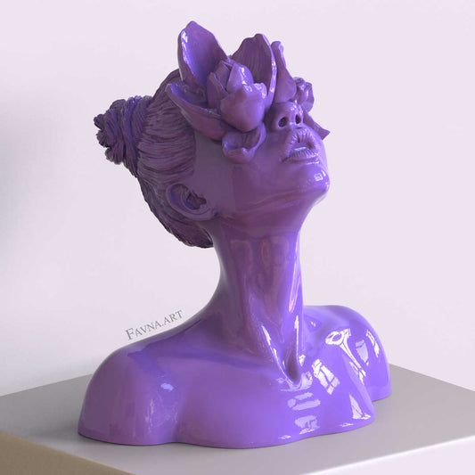 Scultura moderna di design per interni contemporanei, statua femminile a busto con fiori negli occhi. Scultura artistica moderna di colore viola.