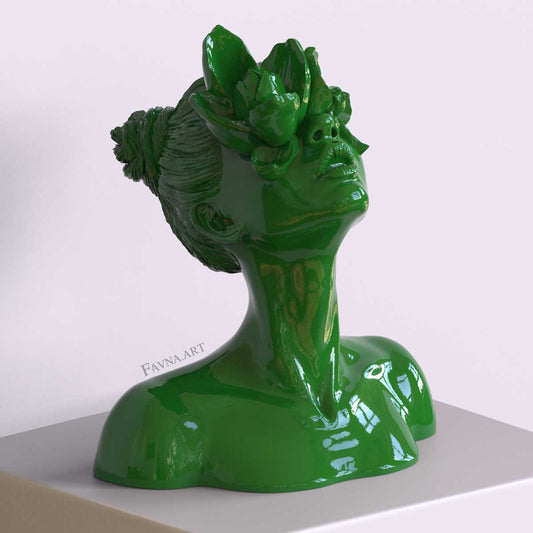 Scultura moderna di design per interni contemporanei, statua femminile a busto con fiori negli occhi. Scultura artistica moderna di colore verde.