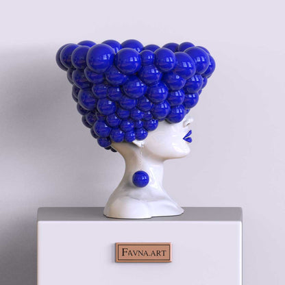 Scultura di donna "Pensieri" in blue