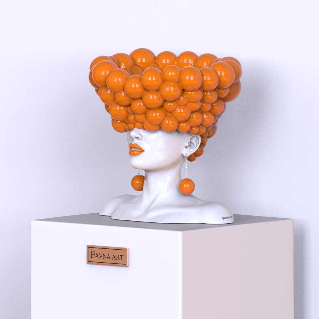 Scultura di donna "Pensieri" di colore arancione 