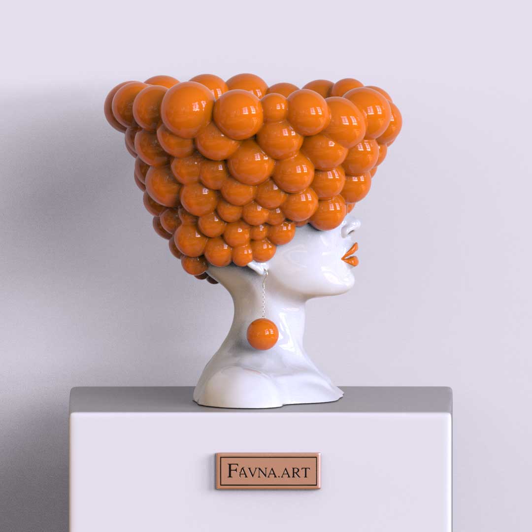 Scultura di donna "Pensieri" di colore arancione 