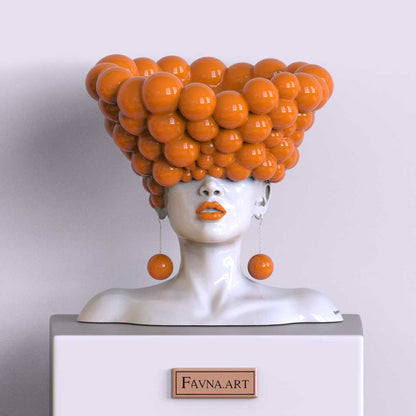 Scultura di donna "Pensieri" di colore arancione 