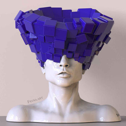 Scultura contemporanea figurativa di design per interni moderni, statua maschile con cubi e forme astratte. Scultura artistica moderna in bianco e blue.